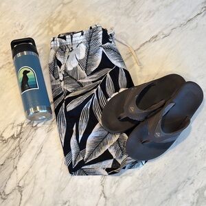 LAND’S END TROPICAL SHORTS. SIZE LARGE. INSEAM 7 INCHES